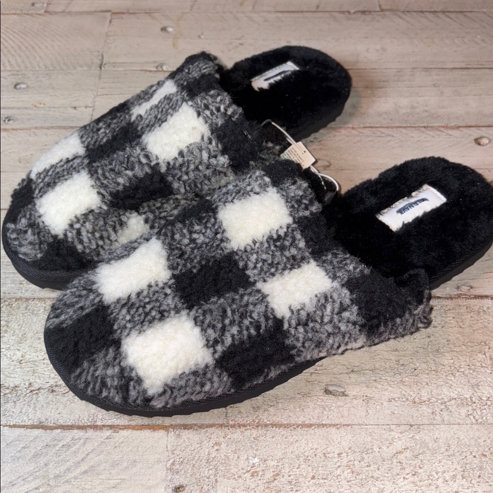 Old Navy Black Fuzzy Slippers Size 8 - Picture 9 of 9